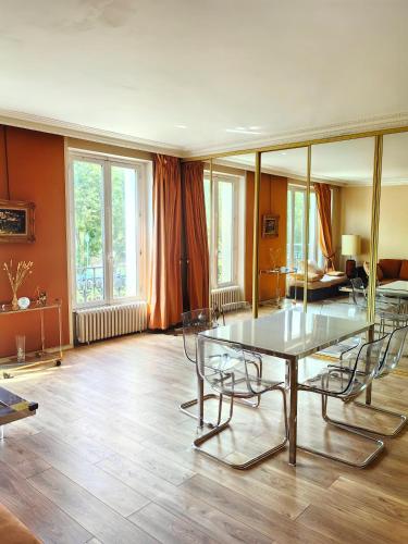 une salle à manger avec une table et des chaises en verre dans l'établissement Beautiful Apartment Eiffel Tower, à Paris