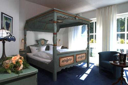 ein Schlafzimmer mit einem Himmelbett in einem Zimmer in der Unterkunft Waldhaus an de Miälkwellen in Ladbergen
