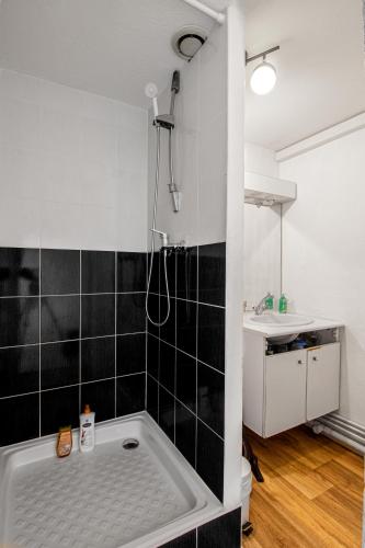 une salle de bain avec douche et baignoire dans l'établissement Sweet-Cathedral Hyper centre, proche gare, à Metz