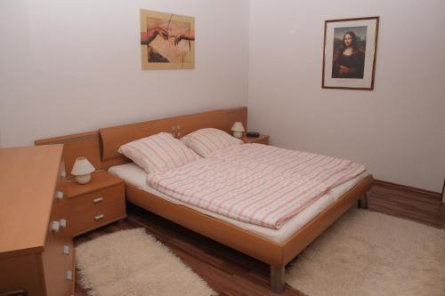 トラーベン・トラーバッハにあるFewo Steuerのベッドルーム1室(ドレッサー付きベッド1台、サイドサイドサイドサイドサイドベッド1台付)