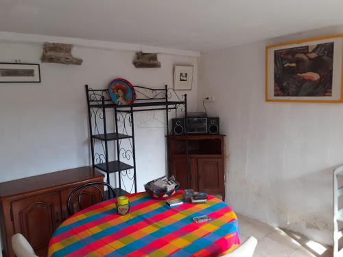 Cette chambre comprend un lit avec une couverture colorée. dans l'établissement La casa de Don Claudio, à Félines-Minervois