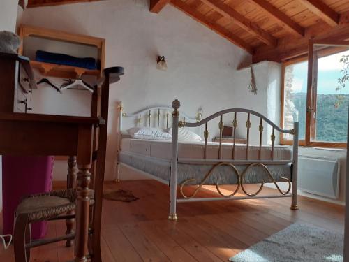 une chambre avec un lit dans une pièce avec une fenêtre dans l'établissement La casa de Don Claudio, à Félines-Minervois