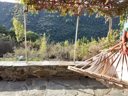 une balançoire avec vue sur la montagne dans l'établissement La casa de Don Claudio, à Félines-Minervois
