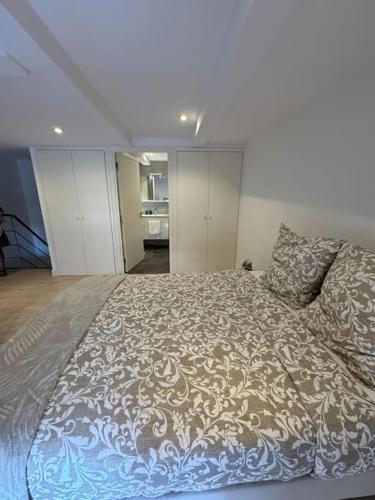 une chambre avec un grand lit dans une pièce dans l'établissement Charmant et spacieux duplex rue Paradis, Marseille, à Marseille