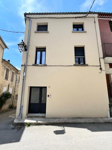 Photo de la galerie de l'établissement Charmante maison de rue rénovée et équipée, à Saint-Nazaire-le-Désert