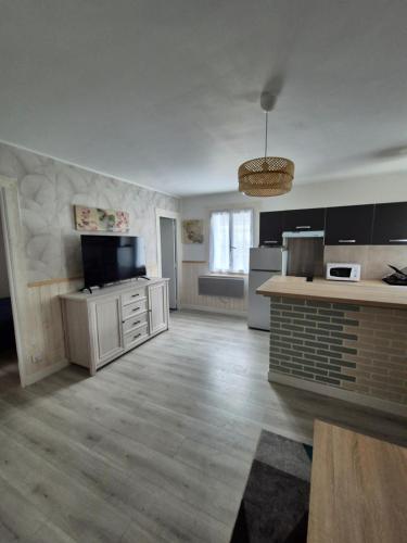 une grande cuisine avec des placards blancs et un comptoir dans l'établissement Bel appartement proche Paris, à Puteaux