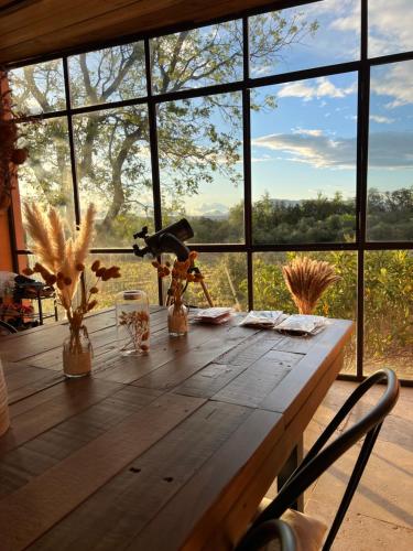 Cette chambre dispose d'une table en bois et d'une grande fenêtre. dans l'établissement Lou Caberoma, à Carcès
