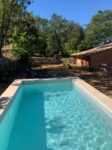 - une piscine en face d'une cour arborée dans l'établissement Lou Caberoma, à Carcès