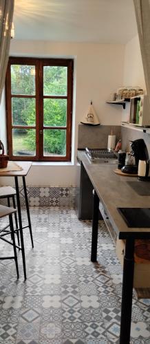 - une cuisine avec un comptoir et une table dans une pièce dans l'établissement Haras de la Ressée, à Agnez-lès-Duisans