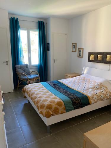 une chambre avec un lit, une chaise et une fenêtre dans l'établissement Villa cosy pour 8 Pers avec piscine, dentelles de Montmirail, Ventoux Provence, à Aubignan