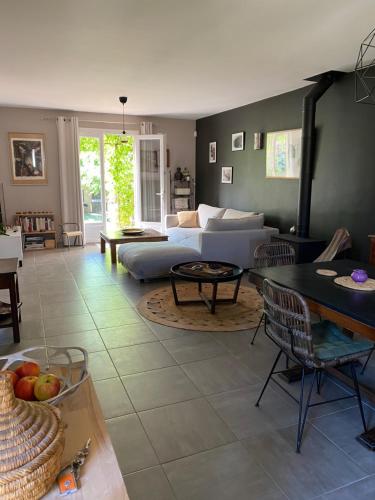 un salon avec un canapé et une table dans l'établissement Villa cosy pour 8 Pers avec piscine, dentelles de Montmirail, Ventoux Provence, à Aubignan