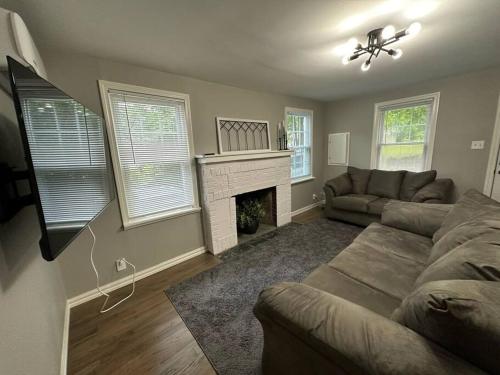 Coventryにある3BR, 2BA and Office Fire Pit,Mins 2 UConn & Lakeのソファと暖炉のあるリビングルーム