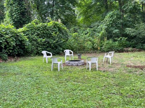 3BR, 2BA and Office Fire Pit,Mins 2 UConn & Lakeにある庭