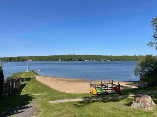 Coventryにある3BR, 2BA and Office Fire Pit,Mins 2 UConn & Lakeの水の横の砂浜