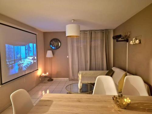 TV a/nebo společenská místnost v ubytování T3 Panoramique Centre Aix en Provence