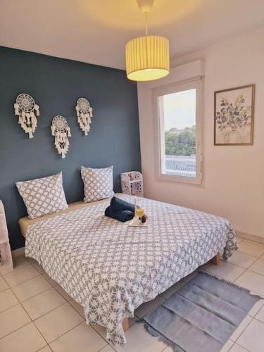 une chambre avec un lit sur lequel est allongé un chien dans l'établissement T3 Panoramique Centre Aix en Provence, à Aix-en-Provence