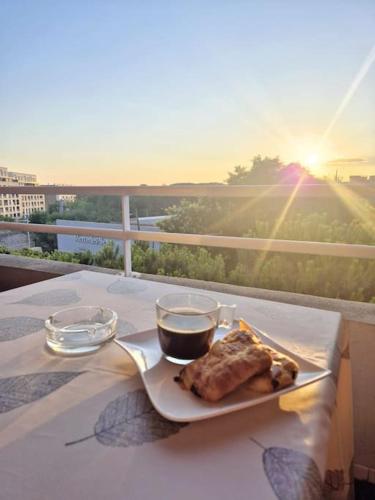 une assiette de nourriture sur une table avec une boisson dans l'établissement T3 Panoramique Centre Aix en Provence, à Aix-en-Provence