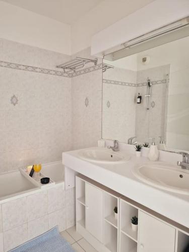 une salle de bain blanche avec deux lavabos et un miroir dans l'établissement T3 Panoramique Centre Aix en Provence, à Aix-en-Provence
