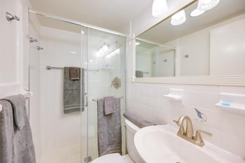 Bilik mandi di Updated Dtwn Naples Condo Across From Beach!