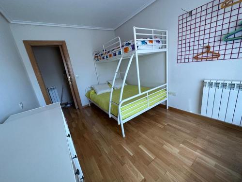 a room with a bunk bed in a room at El Jardín de Villa de Nafar in Casalarreina