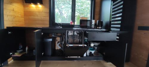 a kitchen with a coffee machine in a room at Naujai įrengtas atostogų namelis in Anykščiai