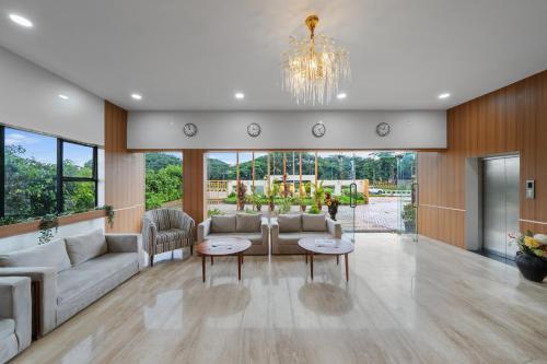TumkūrHotel GSR Tumkur的带沙发和桌子的客厅