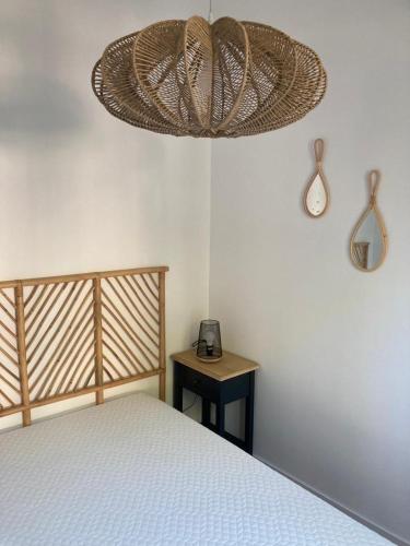 - une chambre avec un lit et une table avec un téléphone dans l'établissement Evasion Marine 1, à Palavas-les-Flots