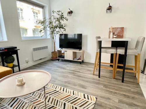 Télévision ou salle de divertissement dans l'établissement Hypercentre - Beau T2 - Gare Lille Flandres - VIDA LOC
