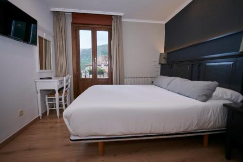 Ένα ή περισσότερα κρεβάτια σε δωμάτιο στο Hostal Lola