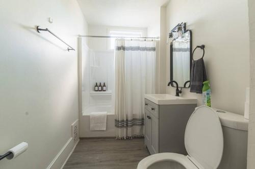 Ένα μπάνιο στο Charming 4 BDR - Walk to Downtown & Free parking!