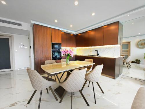 Η κουζίνα ή μικρή κουζίνα στο Luxury Living - Seafront Haven in Sliema - Malta