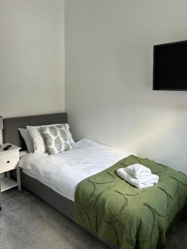 una camera da letto con un letto e una TV a parete di Cottage in Ludlow a Ludlow