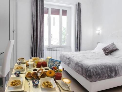 una habitación de hotel con una bandeja de comida en una cama en Vatican Grand Suite en Roma