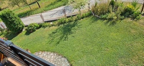 Un jardín fuera de Apartman M&M