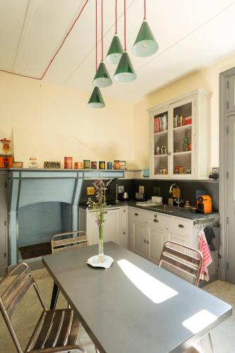 - une cuisine avec une table, des chaises, une table et un comptoir dans l'établissement La Gare Champêtre à Frontenac, à Frontenac