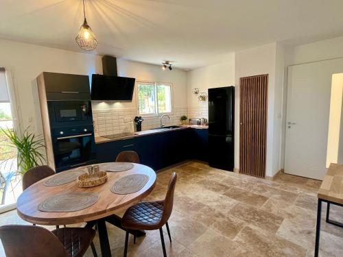 Kuchyň nebo kuchyňský kout v ubytování Le Clos de L'Oliveraie - Appartements de charme avec piscine proche d'Uzès