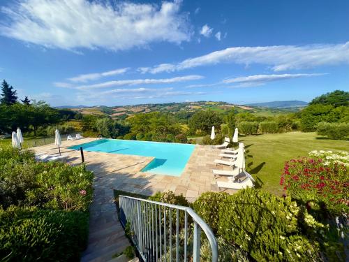 an image of a swimming pool in a garden at La Giravolta Country House in Barchi