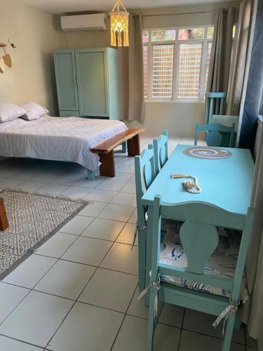 a room with a table and chairs and a bed at Budgie's 2 Studio in Cozumel