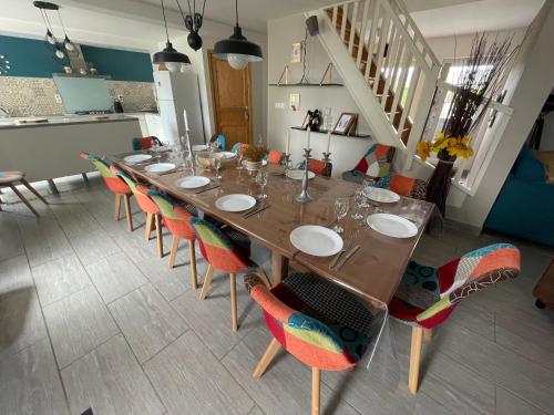 a long dining room table with chairs and a tableastery at Gîte Les Eaux du Moulin piscine chauffée et jacuzzi in Vittefleur
