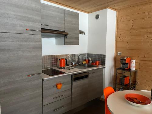 une petite cuisine avec un évier et un comptoir dans l'établissement Plein centre vue panoramique exceptionnelle Sud très grand studio, à Chamonix-Mont-Blanc