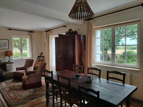 une salle à manger avec une table et des chaises en bois dans l'établissement Chambres d'hotes bord de mer, à Lamballe Armor