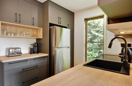 Chalets Alpins - 17 Chemin Alpinにあるキッチンまたは簡易キッチン