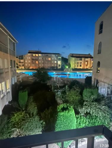 - une vue depuis le balcon d'un immeuble dans l'établissement Location vacances T2, à Fréjus