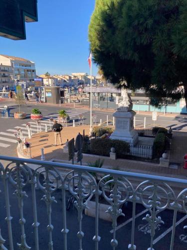 un parc avec une statue au milieu d'une ville dans l'établissement Evasion Marine 2, à Palavas-les-Flots