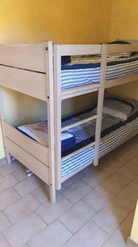 - une étagère en bois avec des serviettes pliées dans l'établissement studio climatisé vue sur mer, réservation du samedi au samedi, à Canet