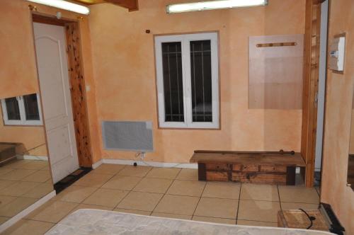 une chambre vide avec une porte et une fenêtre dans l'établissement baletti, à Saint-Vivien-de-Médoc