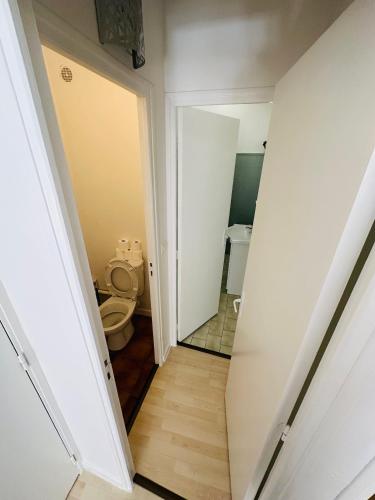 - un couloir menant à une salle de bains pourvue de toilettes dans l'établissement Appartement Au Cœur Du Centre Historique, à Périgueux