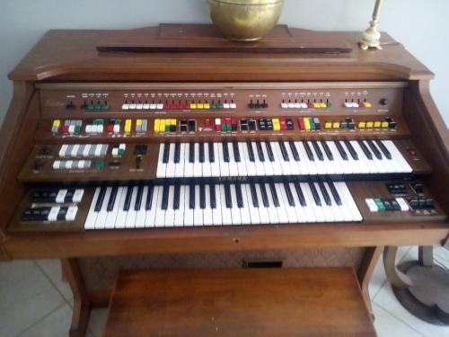 a wooden organ keyboard sitting on top of a table at Maison de village in Pévy