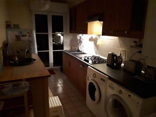 une cuisine avec une machine à laver dans une cuisine dans l'établissement Appartement Le Plessis-Robinson, au Plessis-Robinson
