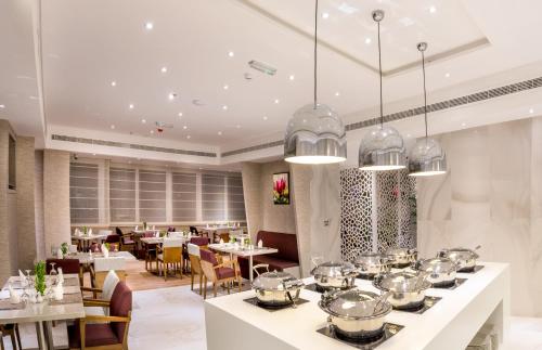 Restoran ili drugo mesto za obedovanje u objektu Hawthorn Extended Stay by Wyndham Abu Dhabi City Center